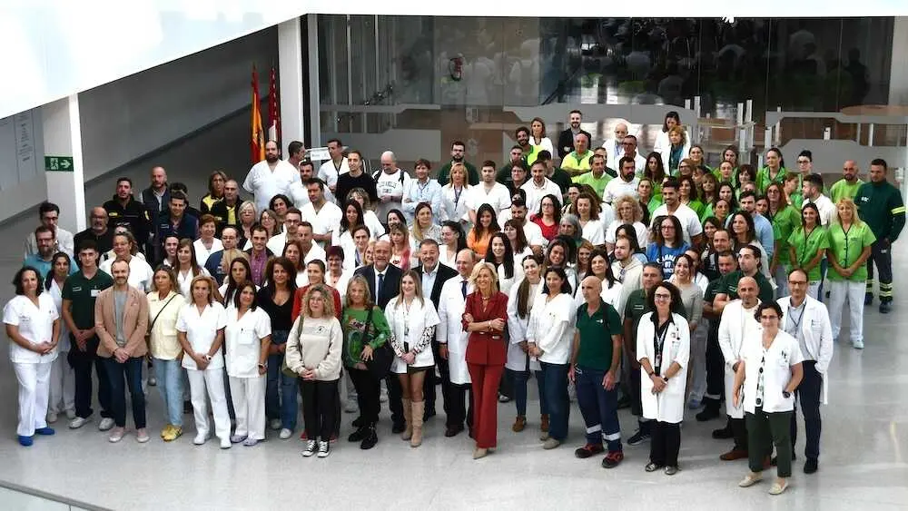 El vicepresidente primero del Gobierno de Castilla-La Mancha, José Luis Martínez Guijarro, ha recibido a los nuevos profesionales que se han contratado para el Hospital Universitario de Cuenca (HUCU)