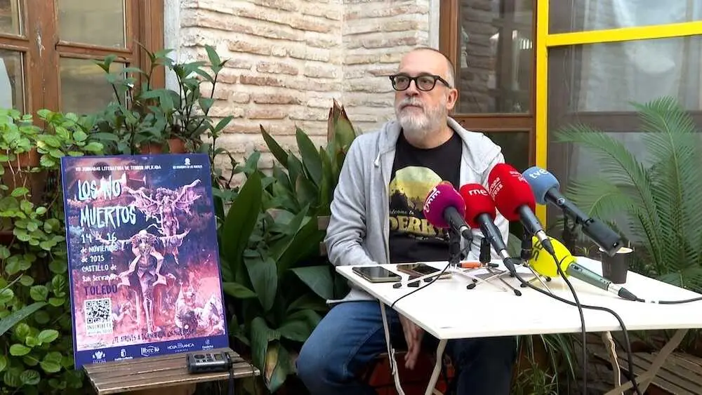 Víctor Martín, responsable de la librería Hojablanca, durante la presentación de las jornadas