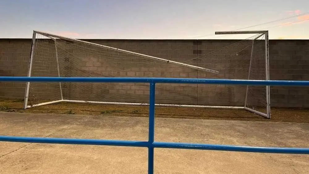 Un jugador de fútbol, con diez puntos en la cabeza tras romperse una portería en Talavera de la Reina (Toledo)
