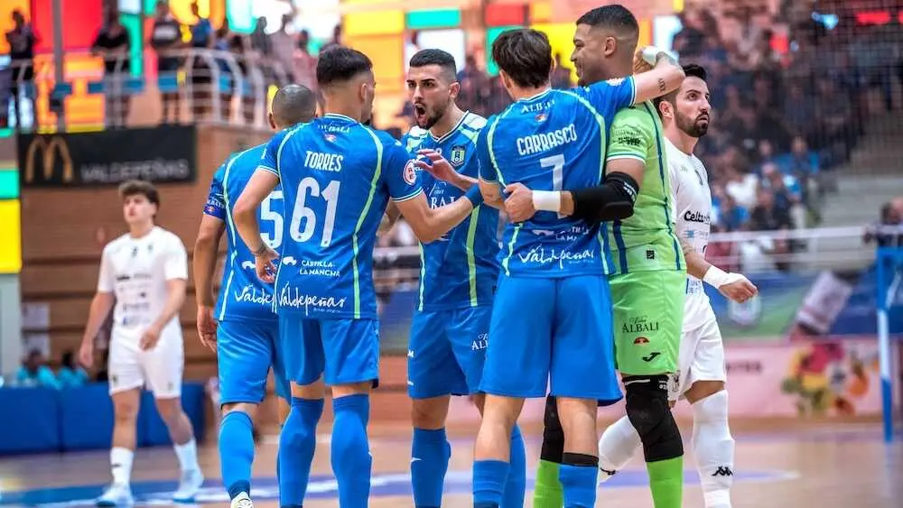 El Viña Albali Valdepeñas golea y brilla en casa ante el O Parrulo Ferrol (7-1)