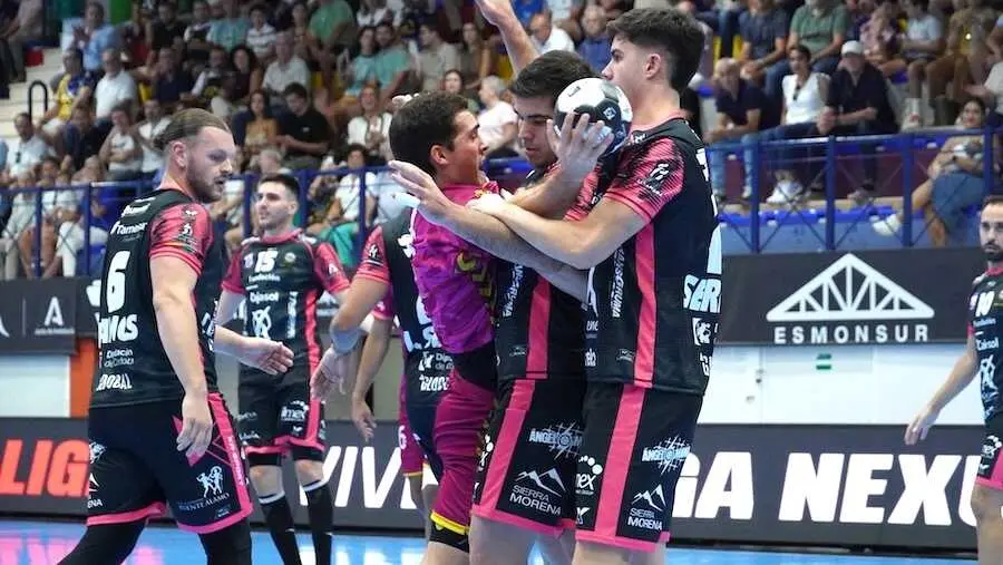 Un gol en los segundos finales condena al Rebi Cuenca ante el Ángel Ximénez (22-21) - Fotografía:&nbsp;Estefanía Hernández