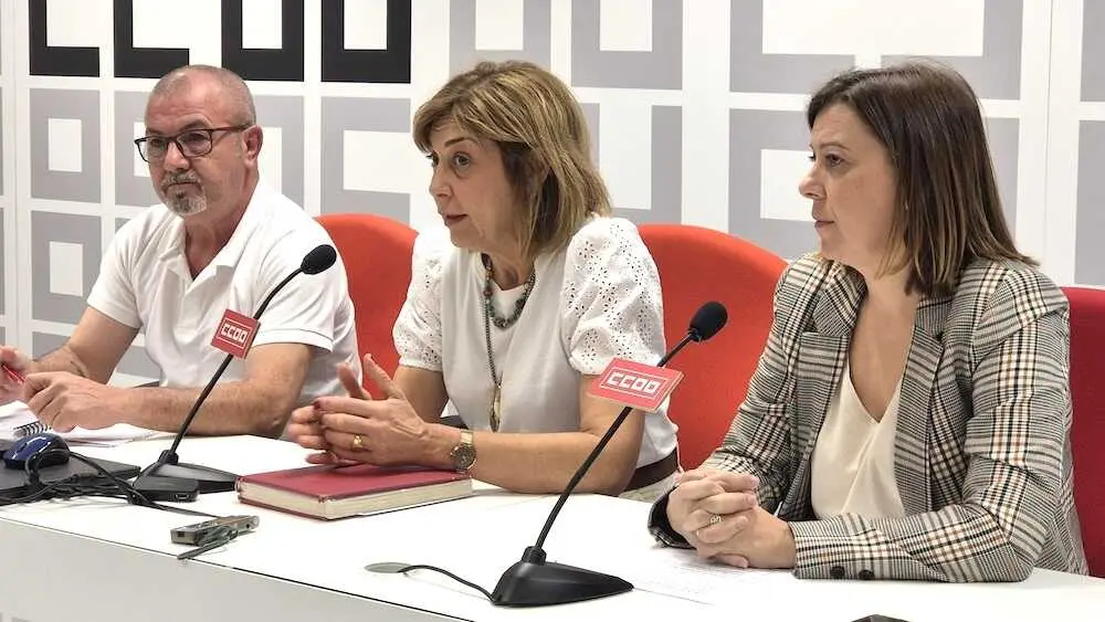 Carmen Juste, secretaria general de la FSC de CCOO C-LM, junto con Carmen Trujillo, responsable del Sector Carretera y Logística en FSC CCOO C-LM, y Marcelino Fontana, delegado sindical del sector de transporte sanitario en Albacete