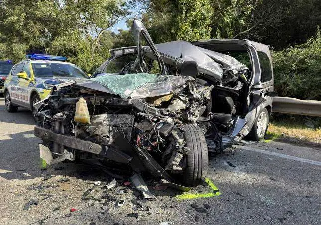 Al menos una mujer muerta y varios heridos en un choque de un coche y un camión, accidente de tráfico, colisión