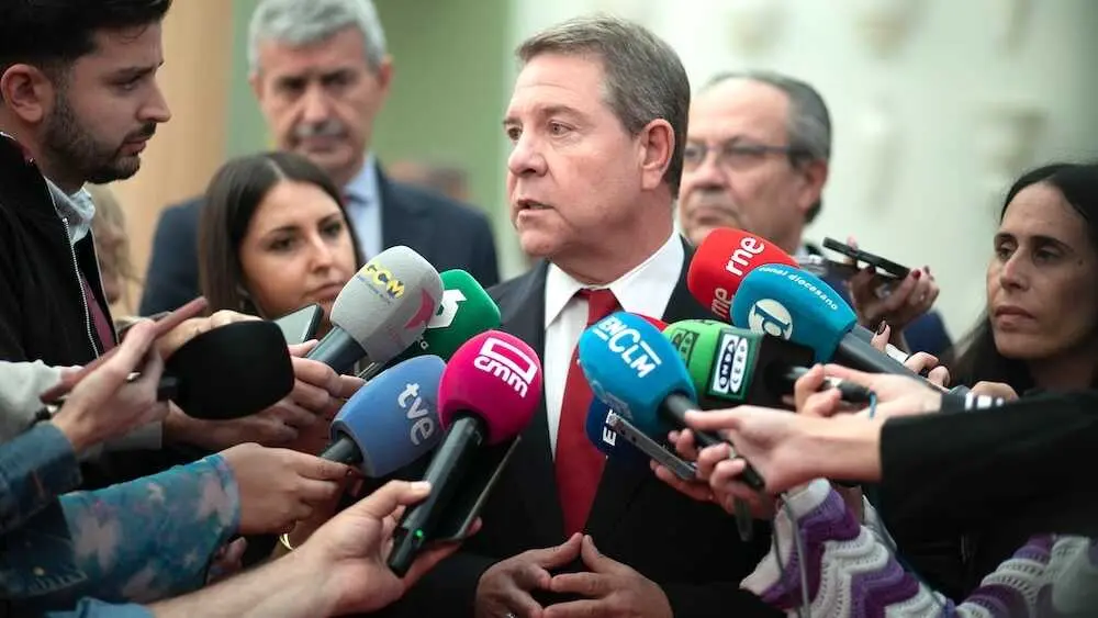 El presidente de Castilla-La Mancha, Emiliano García-Page, atendiendo a los medios de comunicación este martes en Toledo