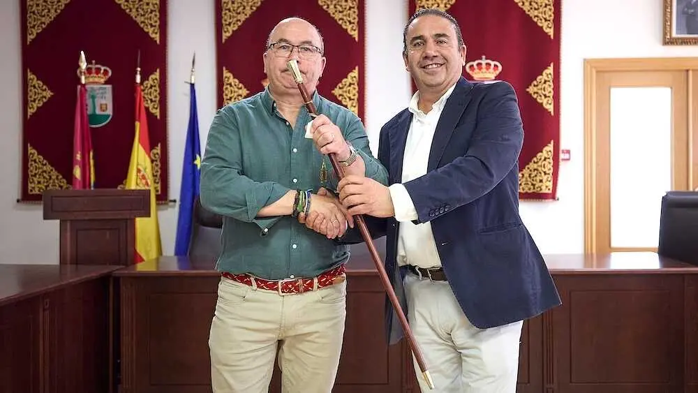 El Ayuntamiento de Pepino (Toledo) tiene desde este martes un nuevo alcalde, el concejal no adscrito José Ignacio Díaz (i), tras la moción de censura que han apoyado los ediles de PSOE, Vox y otros concejales no adscritos, contra el hasta hoy regidor del PP, Inocencio Gil Resino (d) - EFE/Manu Reino