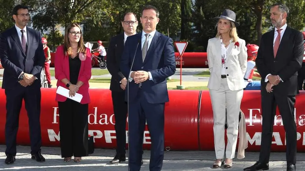 El alcalde de Toledo, Carlos Velázquez, durante su intervención en la Jornada de Movilidad Segura de la Fundación Mapfre que ha acogido la ciudad
