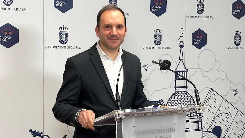 El portavoz del equipo de Gobierno del Ayuntamiento de Ciudad Real, Guillermo Arroyo, durante la rueda de prensa que ha ofrecido