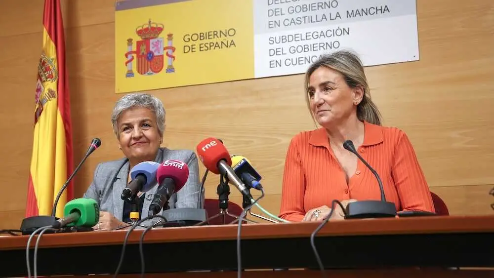La delegada del Gobierno en Castilla-La Mancha, Milagros Tolón (d), durante la rueda de prensa que ha ofrecido en Cuenca acompañada de la subdelegada, Mari Luz Fernández (i)