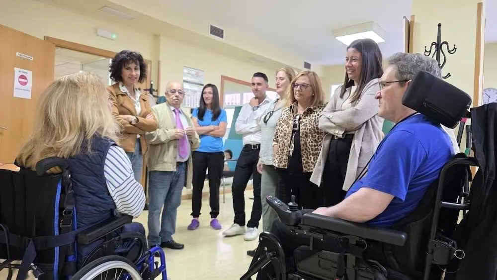 La consejera de Bienestar Social, Bárbara García Torijano, durante su visita a la sede de la Asociación de Esclerosis Múltiple de Guadalajara (Ademgu)