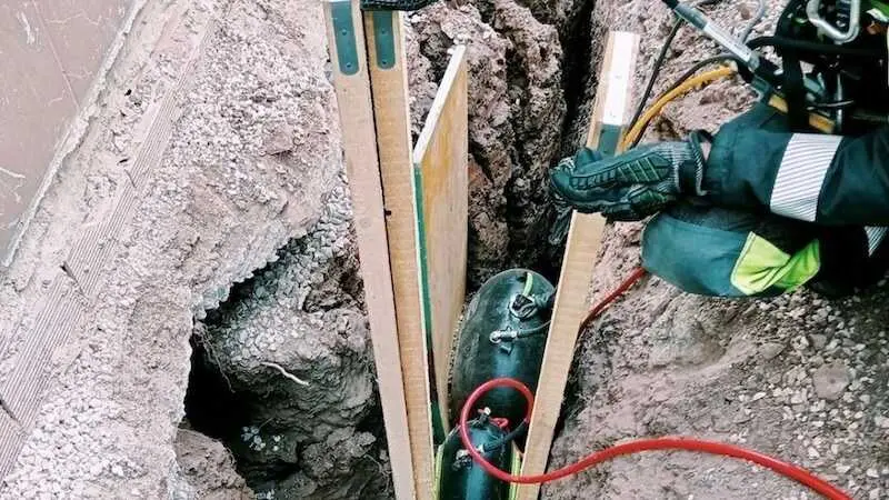 Muere un hombre tras quedar sepultado bajo la arena en una zanja de unas obras
