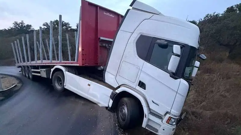 Cortada al tráfico la carretera CM-4106 en Anchuras (Ciudad Real) por el accidente de un camión