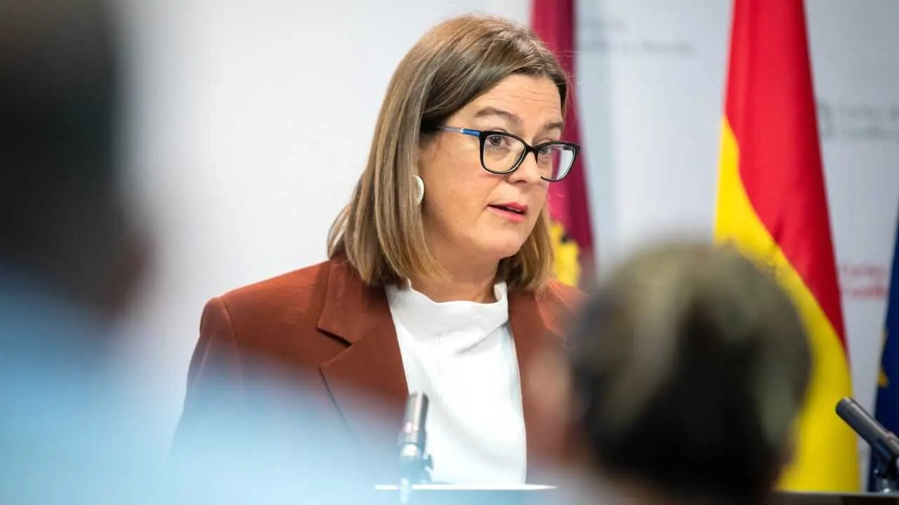 La consejera Portavoz del Gobierno de Castilla-La Mancha, Esther Padilla, durante la rueda de prensa que ha ofrecido este viernes en las Cortes regionales