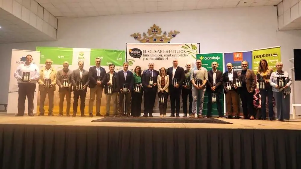 El consejero de Agricultura, Ganadería y Desarrollo Rural, Julián Martínez Lizán, ha clausurado la jornada 'El olivar es futuro. Innovación, sostenibilidad y rentabilidad', organizada por la UPA en el marco de la Feria del Aceite de Ontur (Albacete)