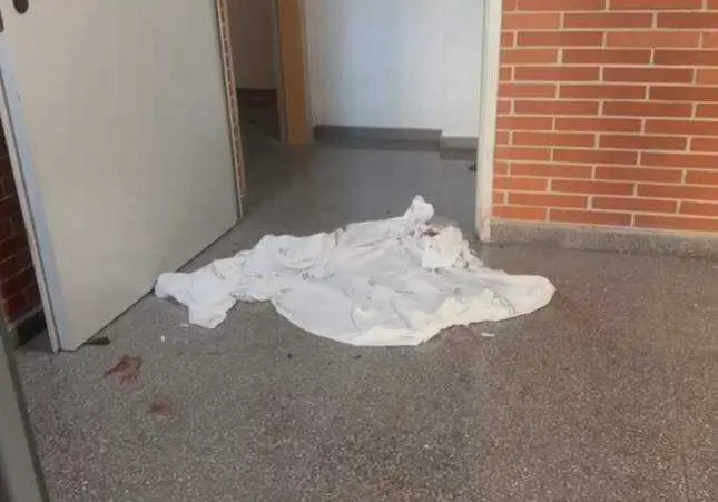 cadáver, rellano, bloque, crimen, asesinato, tiroteo,