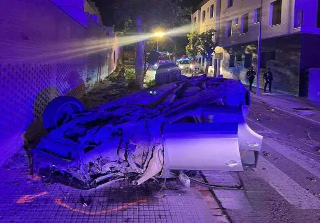 Un accidente deja al menos un herido grave al empotrarse un coche contra un muro