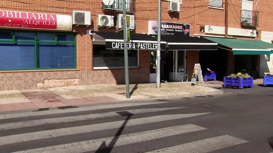 Seis heridos al colisionar un coche contra la terraza de una cafetería en Fuensalida (Toledo) - Fotografía del lugar del suceso: CMM