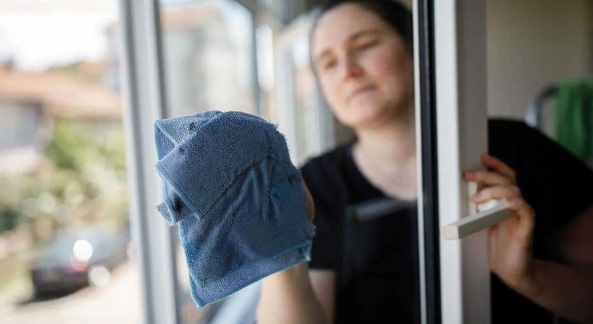 Más de 1,3 millones de mujeres extranjeras trabajan en España, la mitad en 4 provincias, empleada del hogar, limpiadora, trabajadora,