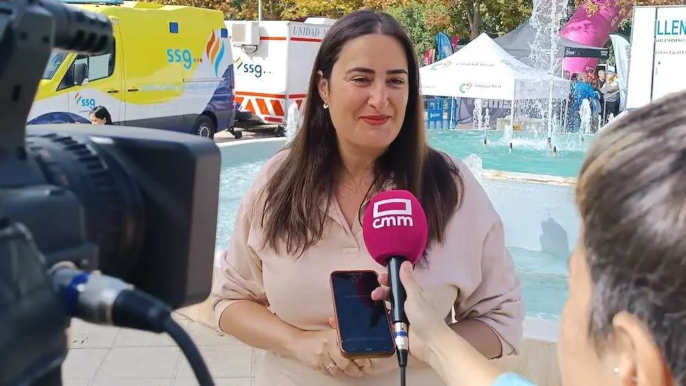 La diputada nacional del PSOE por Ciudad Real, Cristina López Zamora, atendiendo a los medios de comunicación este domingo en la capital ciudadrealeña