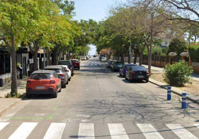 Herido crítico al ser cosido a puñaladas después de aparcar su coche en una calle