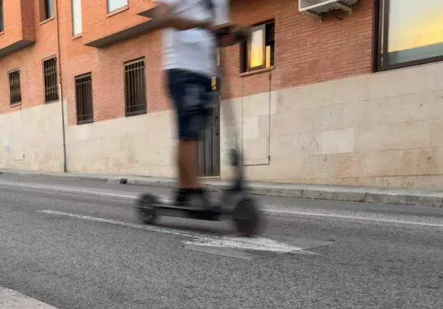 Un chico se cae con el patinete y hiere a cuchilladas al joven que iba ayudarlo