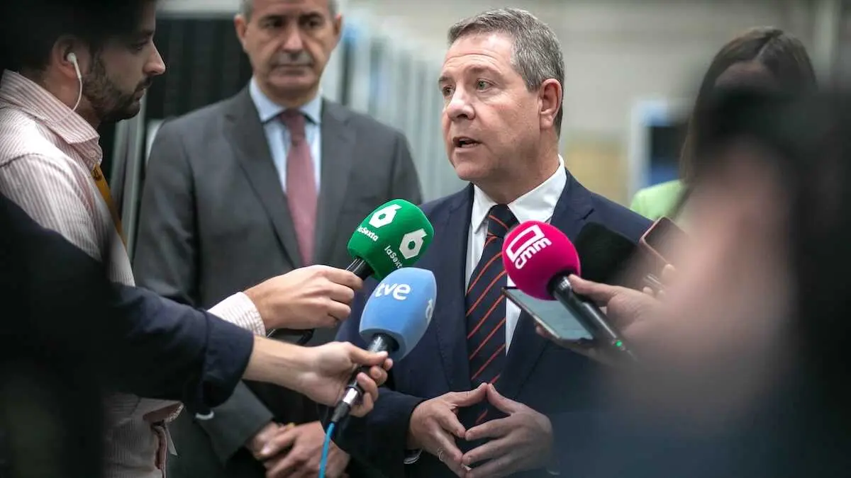 El presidente de Castilla-La Mancha, Emiliano García-Page, atendiendo a los medios de comunicación este martes en Villarrubia de Santiago (Toledo)