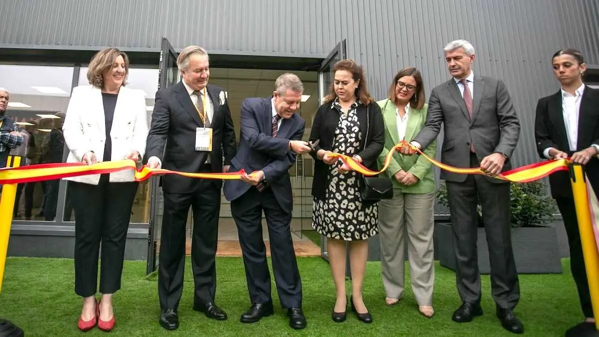 El presidente de Castilla-La Mancha, Emiliano García-Page, ha inaugurado en Villarrubia de Santiago (Toledo), la fábrica Nomad Solar Industries, ubicada en el polígono industrial ‘El Llano’
