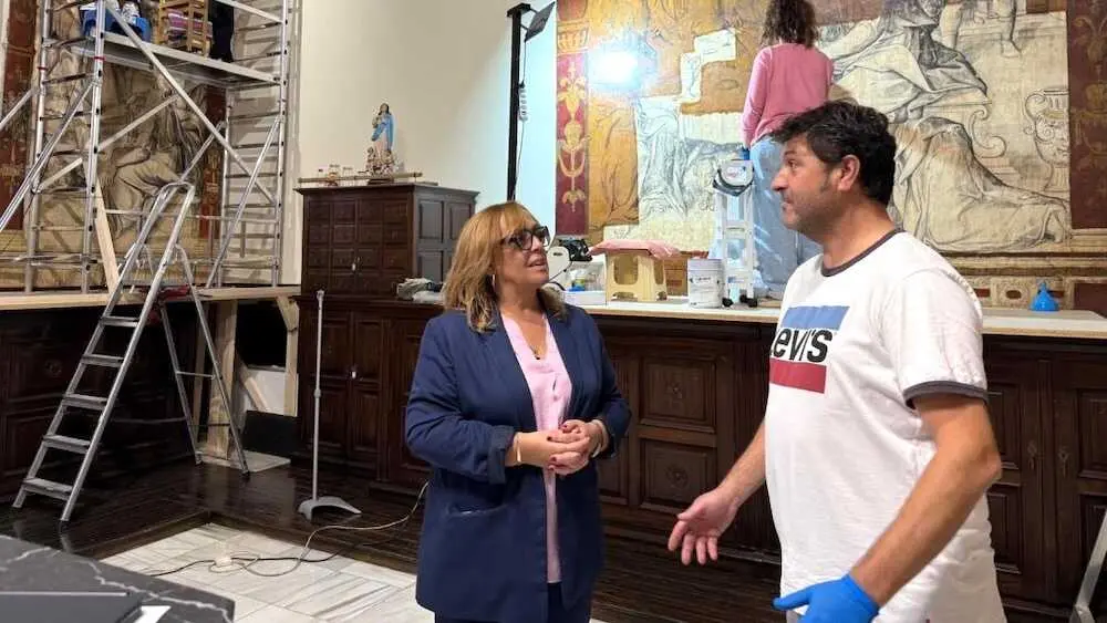 La viceconsejera de Cultura y Deportes de Castilla-La Mancha, Carmen Teresa Olmedo, visitando la restauración de las grisallas de la sacristía de la Catedral de Albacete