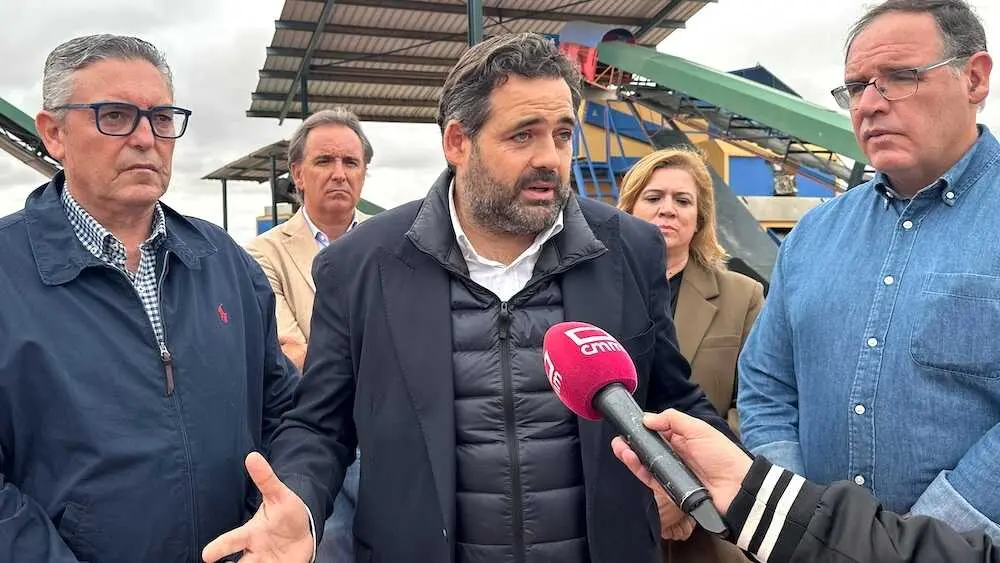 El presidente del PP de Castilla-La Mancha, Paco Núñez, atendiendo a los medios de comunicación en su visita a la Almazara de Puebla de Almenara (Cuenca)