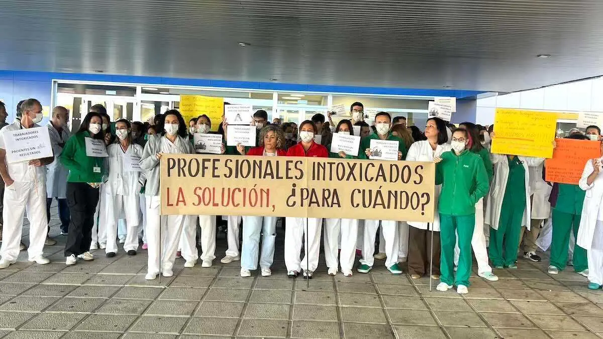 Un lunes más delegados y delegadas de prevención del Área Sanitaria de Toledo se han concentrado a las puertas del hospital exigiendo soluciones a las intoxicaciones en los laboratorios