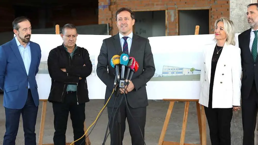 El alcalde de Toledo, Carlos Velázquez, y la vicealcaldesa, Inés Cañizares, presentan el proyecto del futuro cuartel de la Policía Local