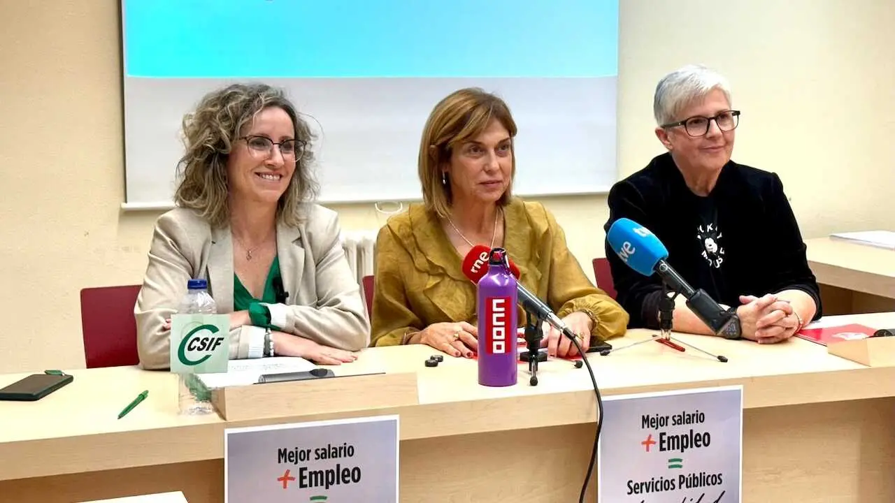 La coordinadora del Área Pública CCOO en Castilla-La Mancha, Carmen Juste (c); la secretaria general de UGT Servicios Públicos, Carmen Campoy (d); y la secretaria general de Acción Sindical CSIF, Marisa García (i)