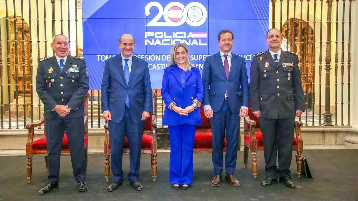 Francisco Herrero (d) ha tomado este jueves el bastón de mando de la Policía Nacional en Castilla-La Mancha