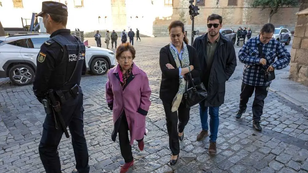 La Audiencia Provincial de Toledo juzga a la alcaldesa de Villarrubia de Santiago (Toledo), María Concepción Monzón (3i) y otros siete concejales y exconcejales por un posible delito de prevaricación administrativa al no renovar una licencia de venta ambulante según lo recogido en la ordenanza municipal - EFE/Ángeles Visdómine