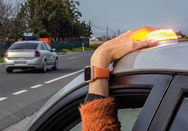 La DGT despide los triángulos de preseñalización: así es el V16 que los sustituye