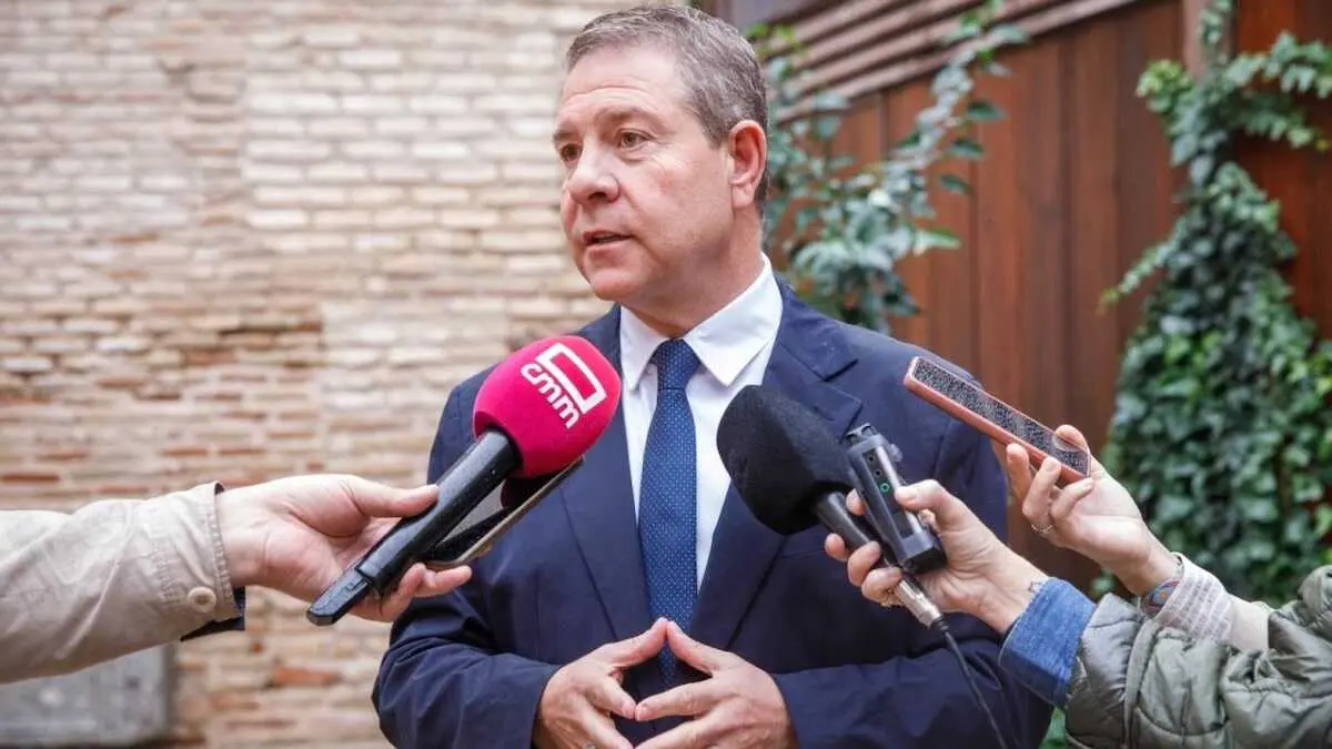 El presidente de Castilla-La Mancha, Emiliano García-Page, atendiendo a los medios de comunicación este miércoles en Valencia antes de asistir al funeral de Estado por la dana