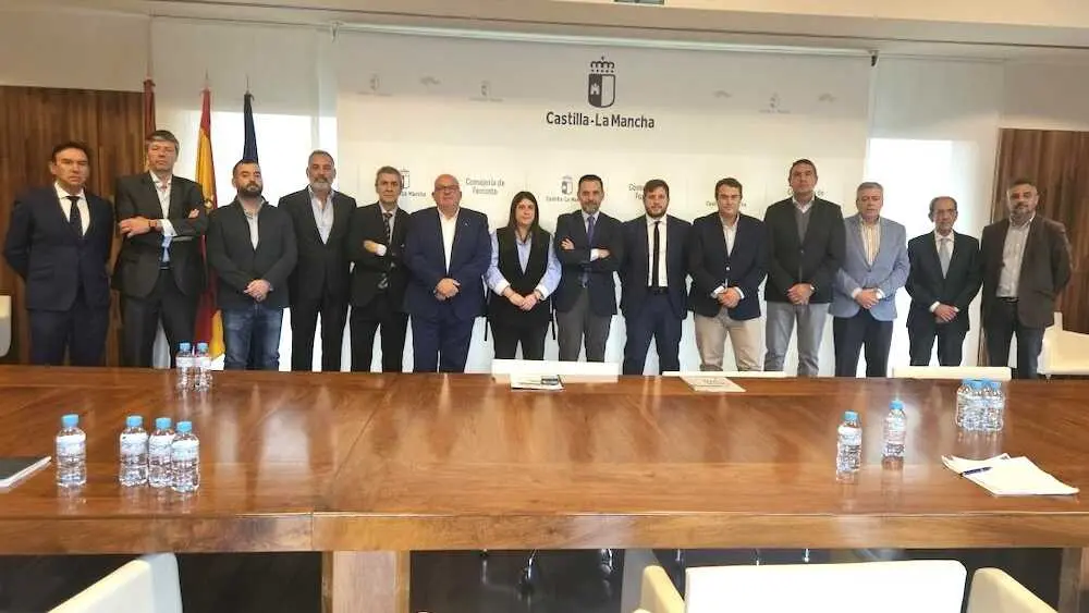 El consejero de fomento Nacho Hernando que, junto con la directora general de Vivienda, Salud García Alfaro, se ha reunido con la Federación Regional de Empresas Constructoras de Castilla-La Mancha (FERECO)