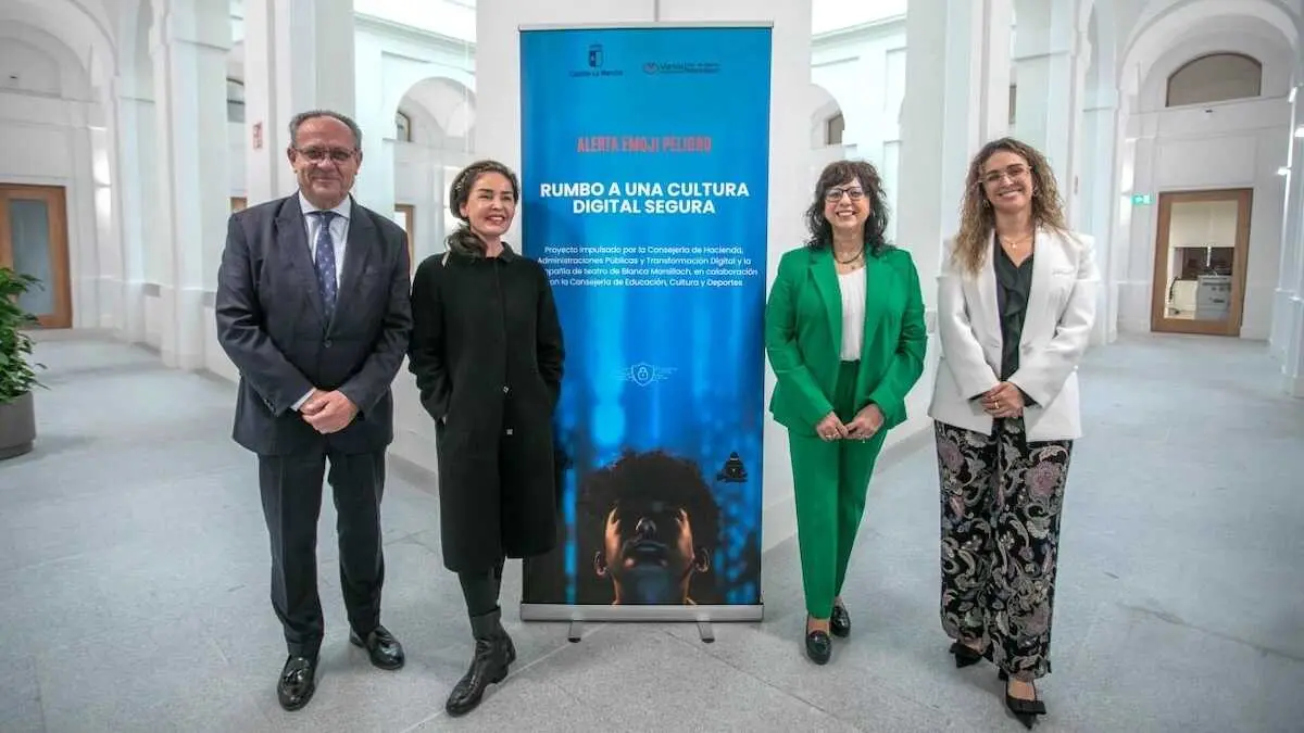 El consejero de Hacienda, Administraciones Públicas y Transformación Digital, Juan Alfonso Ruiz Molina, presenta el proyecto `Alerta, Emoji Peligroso - Protege tu mundo digital´, en el marco de la Estrategia de Ciberseguridad y Alfabetización Mediática