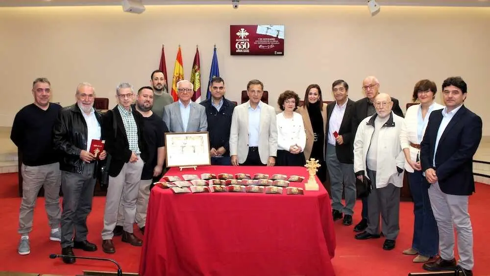 El alcalde de Albacete, Manuel Serrano, ha presentado este miércoles en el salón de plenos del Ayuntamiento los actos conmemorativos del 650 aniversario de la firma del Privilegio de Villazgo