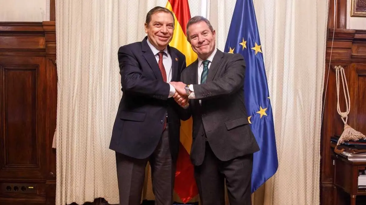 El presidente de Castilla-La Mancha, Emiliano García-Page, se reúne, en Madrid, con el ministro de Agricultura, Pesca y Alimentación, Luis Planas. El encuentro tiene lugar en el Ministerio de Agricultura, Pesca y Alimentación.