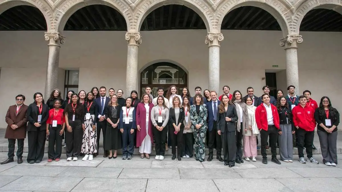 La consejera de Economía, Empresas y Empleo, Patricia Franco, recibe a las personas participantes en el Programa de Fortalecimiento de la Función Pública en América Latina de la Fundación Botín