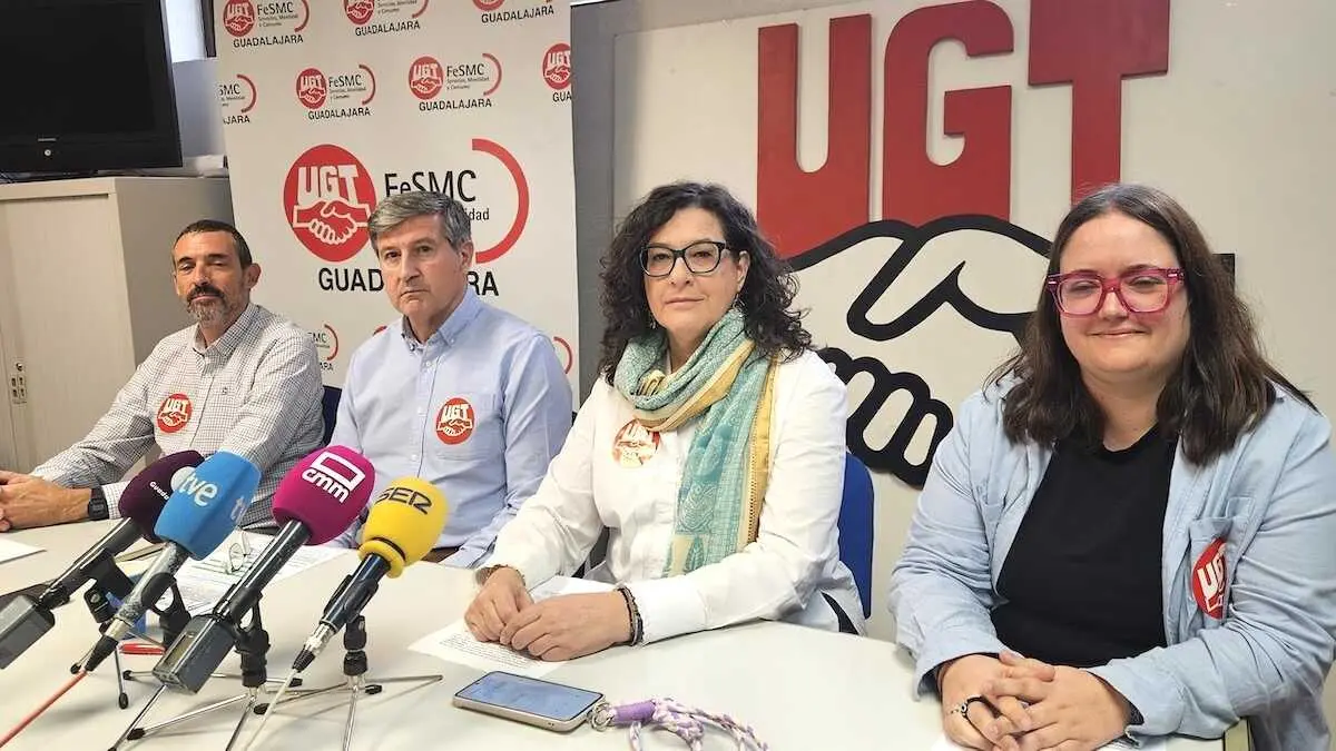 La secretaria general de UGT Castilla-La Mancha, Lola Alcónez, en rueda de prensa junto a otros integrantes del sindicato