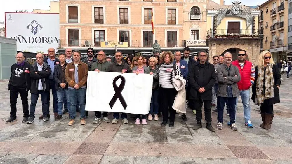 Los sindicatos UGT y CCOO han protestado frente a la sede de la patronal ciudadrealeña por la muerte de la trabajadora fallecida en la explosión de Socuéllamos.