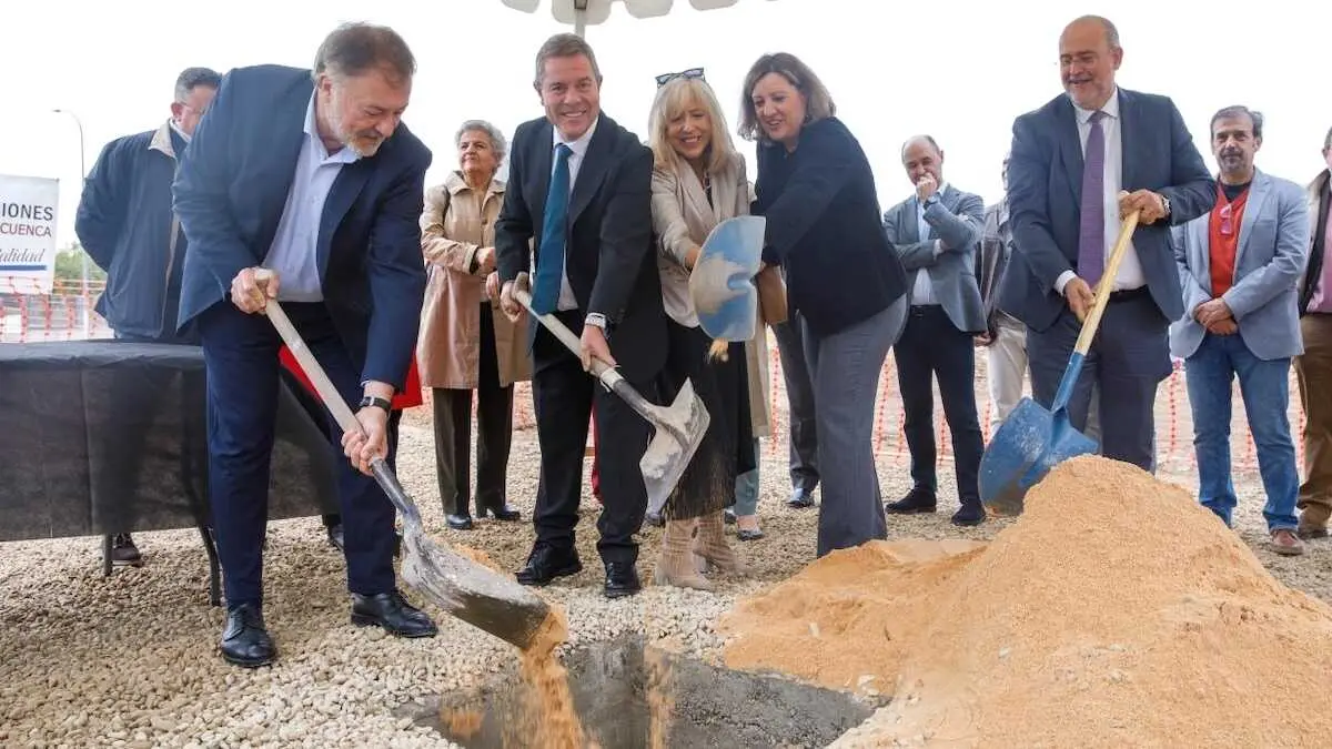 El presidente de Castilla-La Mancha, Emiliano García-Page, coloca la primera piedra de la futura Oficina Emplea y del Centro de Formación en Cuenca