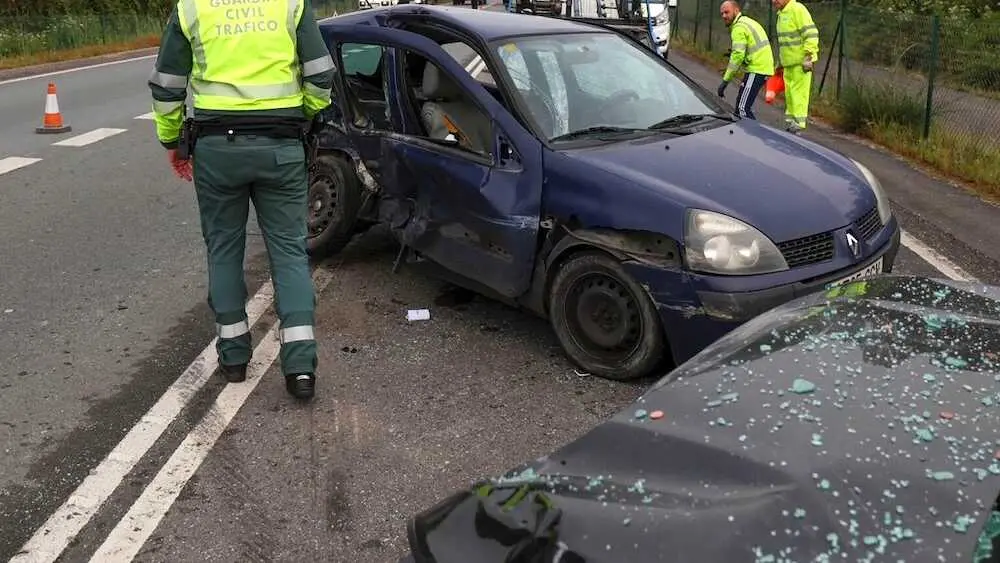 Imagen de archivo de un accidente de tráfico con dos coches implicados tras colisionar, choque, turismos, colisión