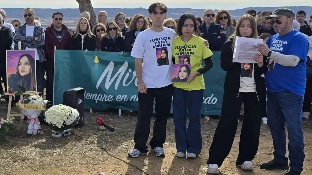 Familiares y amigos de Miriam Vallejo piden justicia en una concentración en Villanueva de la Torre (Guadalajara) tras casi siete años de su asesinato