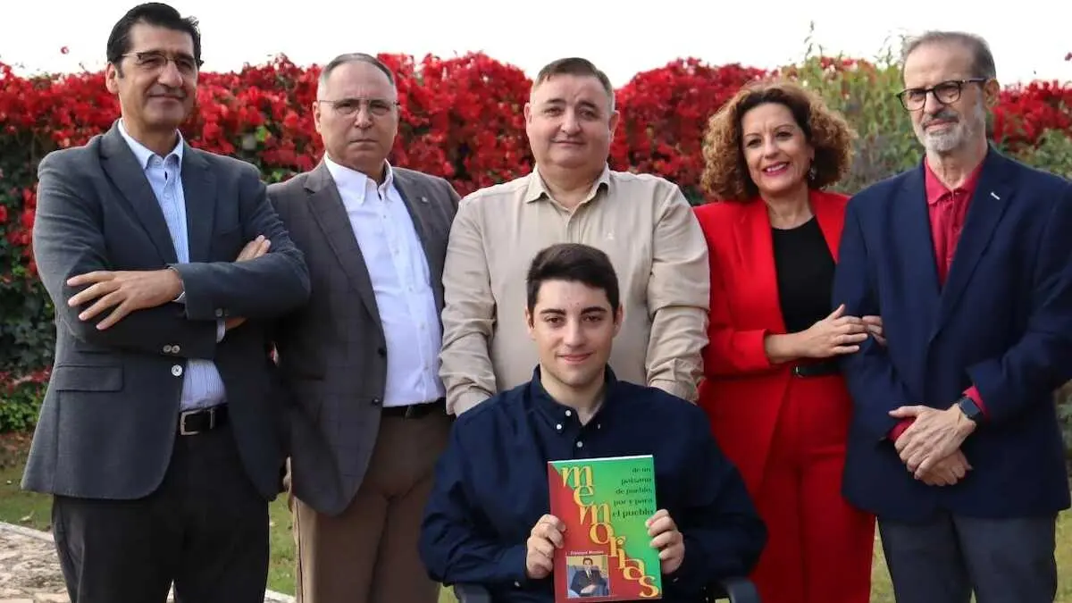 El vicepresidente segundo del Gobierno de Castilla-La Mancha, José Manuel Caballero (i), ha participado en la presentación del libro ‘Memorias de un paisano de pueblo, por y para el pueblo’ de Francisco Morales