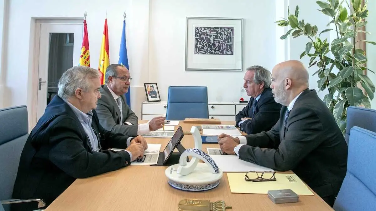 El consejero de Hacienda, Administraciones Públicas y Transformación Digital, Juan Alfonso Ruiz Molina, se reúne con el presidente de la Confederación Regional de Empresarios de Castilla-La Mancha (Cecam), Ángel Nicolás, para informarle de los presupuestos