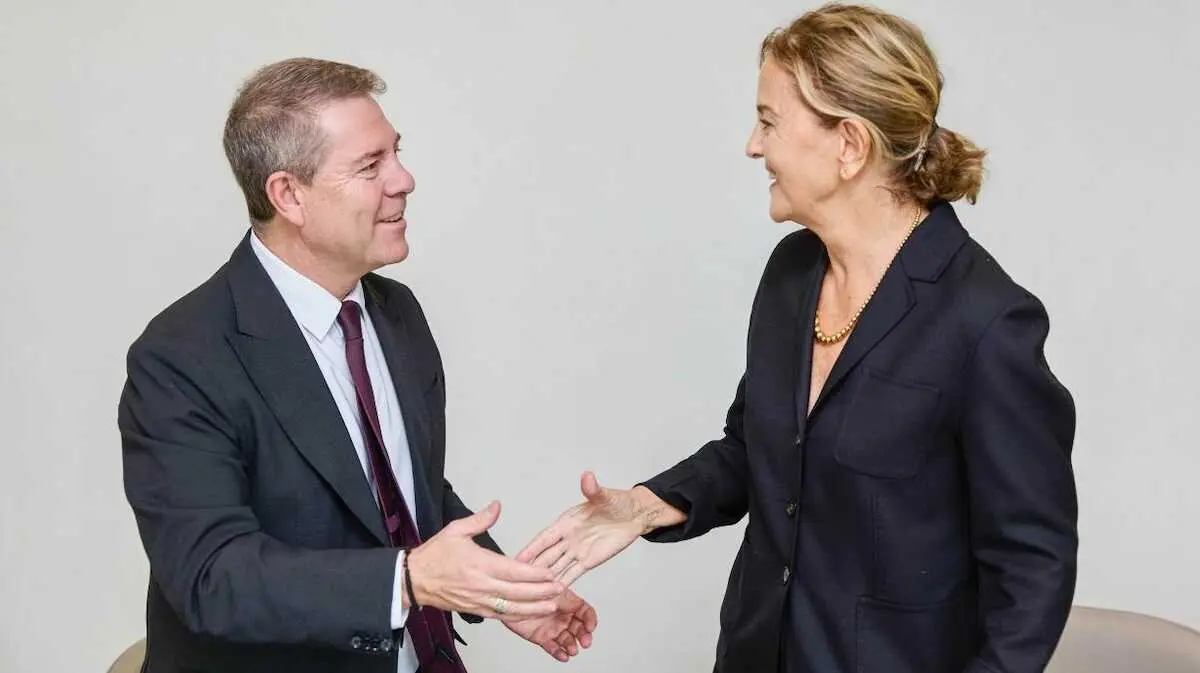 El presidente de Castilla-La Mancha, Emiliano García-Page y la presidenta de la Fundación Amancio Ortega, Flora Pérez Marcote