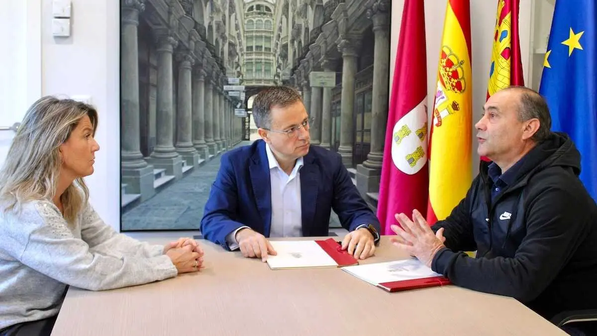 El alcalde de Albacete, Manuel Serrano, renueva el convenio de colaboración con Fudecu