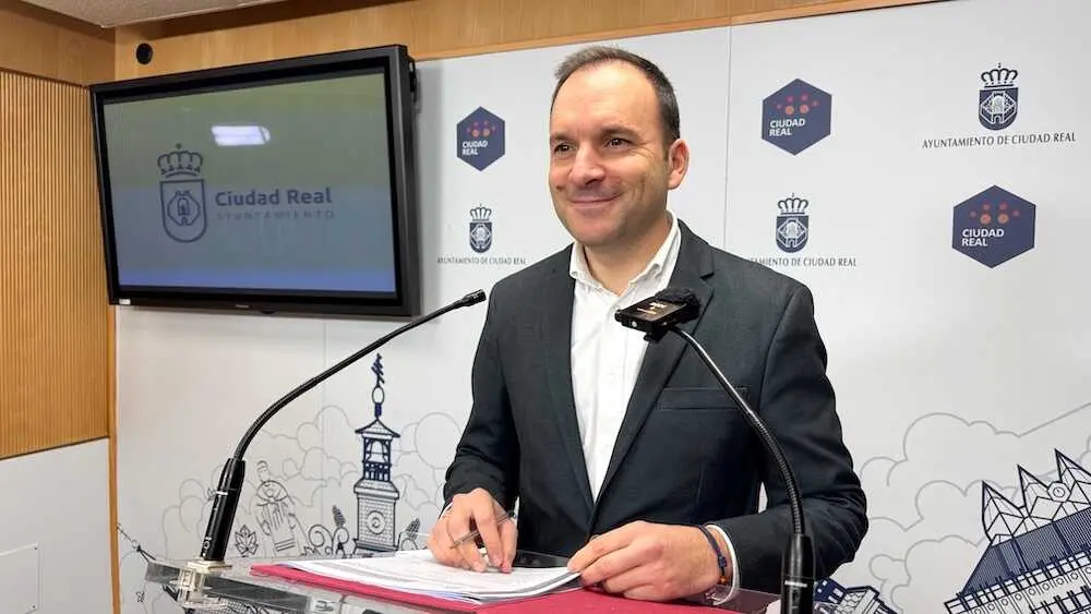 El portavoz del equipo de gobierno del Ayuntamiento de Ciudad Real, Guillermo Arroyo, en rueda de prensa